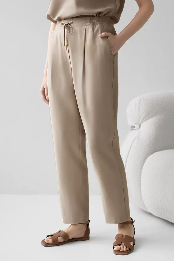 Брюки бананы с поясом на резинке из плотного лиоцелла VILATTE, светло-бежевый - фото 1