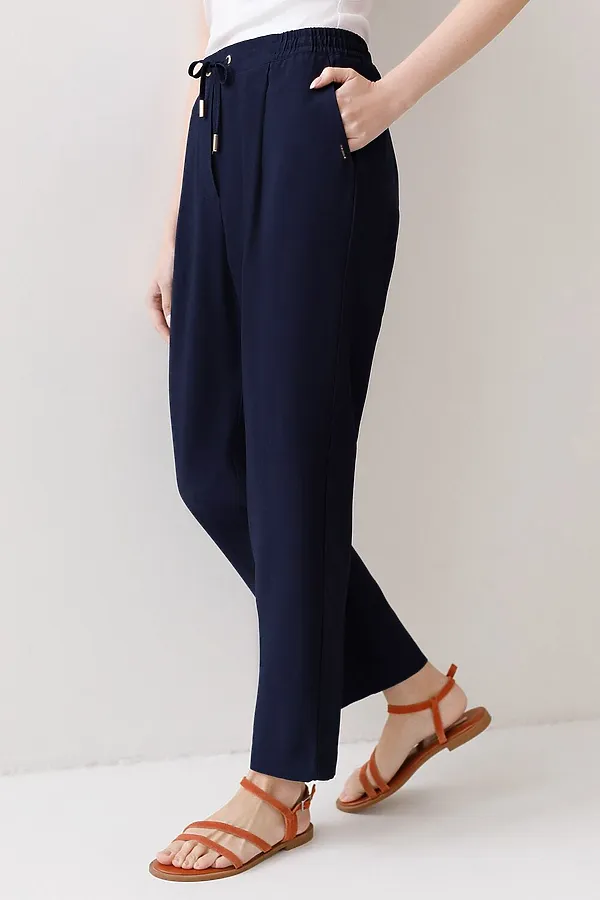 Брюки бананы с поясом на резинке из плотного лиоцелла VILATTE, темно-синий - фото 1