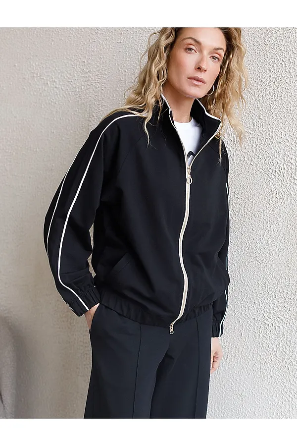 Свободный бомбер с лампасами на молнии из петельчатого футера двухнитки с эластаном VILATTE, черный - фото 1
