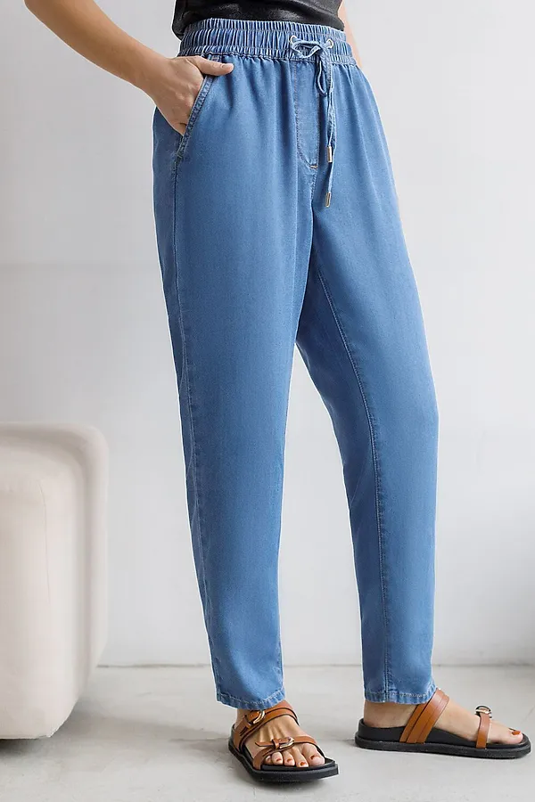 Брюки бананы с поясом на резинке из джинсового лиоцелла VILATTE, светло-синий - фото 1