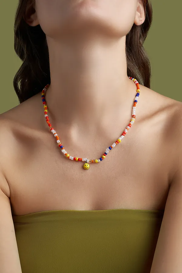 Колье из бисера с подвеской в виде смайла украшение на шею бусы ожерелье "Мгновения Нью-Йорка" MERSADA, желтый, белый, индиго - фото 1